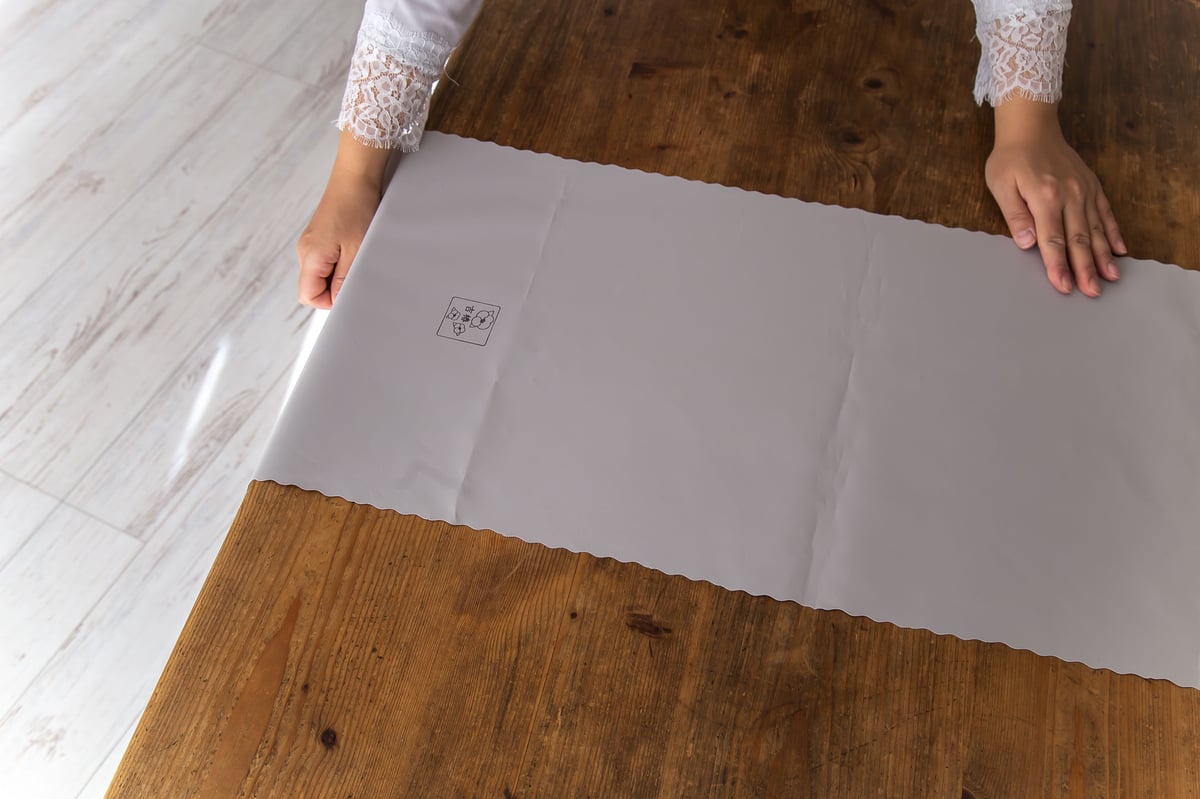 さえらアキアカネのフリル付き花柄テーブルクロス さえらアキアカネのフリル付き花柄テーブルクロス さえら