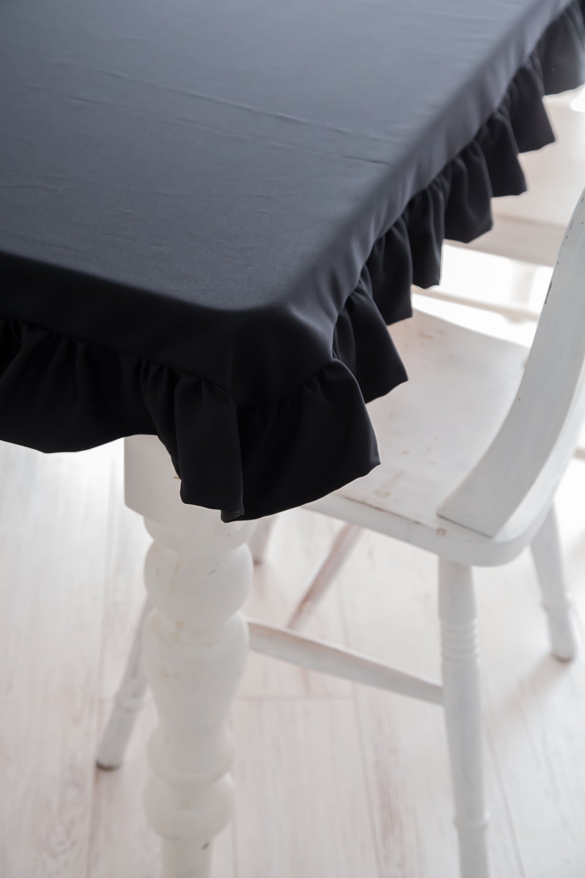 アキアカネ　フリル付き花柄刺繍テーブルクロス アキアカネ フリル付き花柄刺繍テーブルクロス アキアカネ