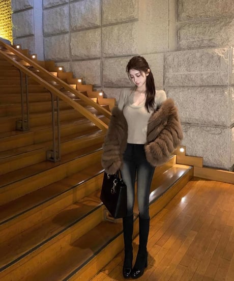 Layered Vneck  Knit Sleeve