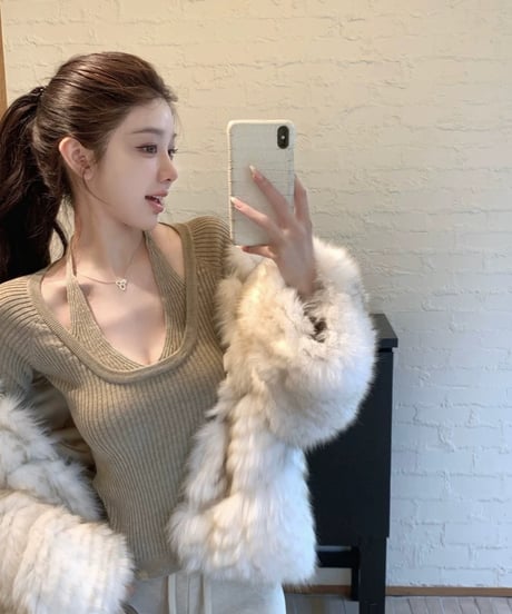 Layered Vneck  Knit Sleeve