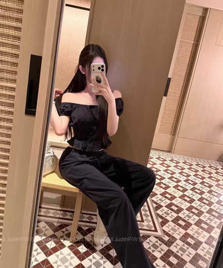 Puff-Sleeve Frill Tops