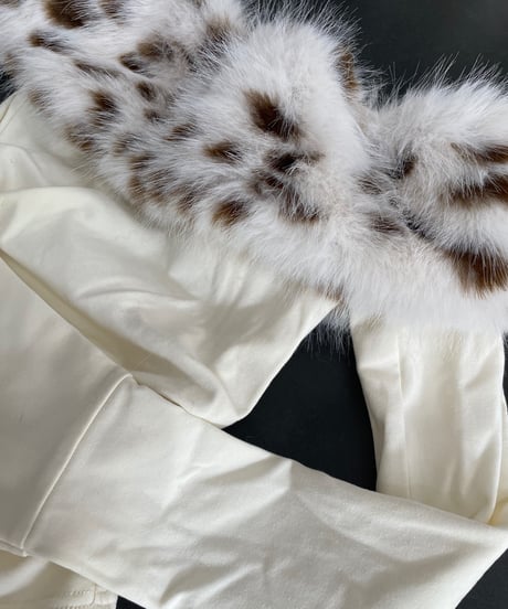 【※在庫あり3-5日後配送】White Leopard Fur Off Shoulder Tops