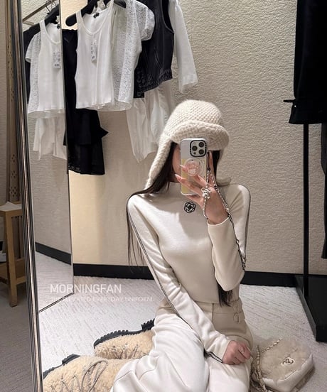 Embroidery Turtleneck Knit Top【White】