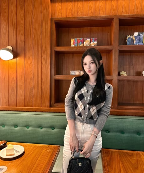 Diamond Pattern Round Neck Cardigan