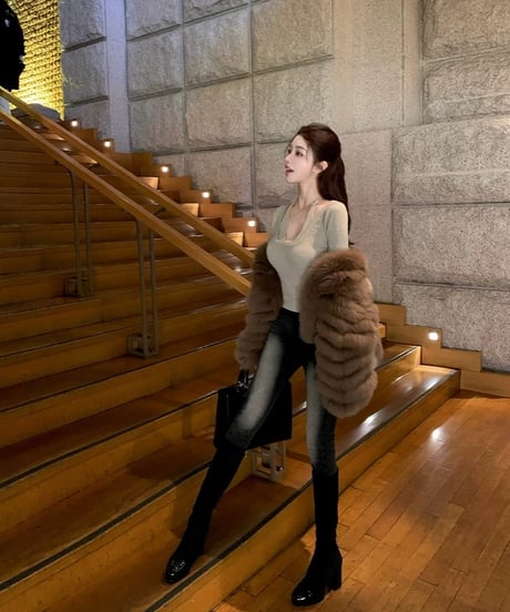 Layered Vneck  Knit Sleeve