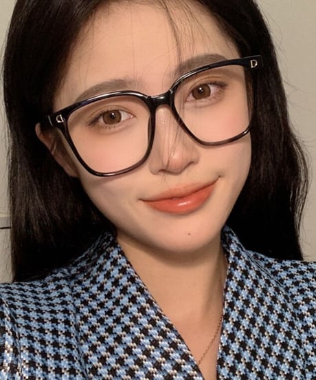"D" glasses
