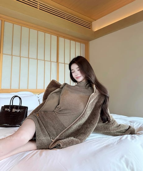 Brown Wool Turtleneck & Wool Herringbone Skirt【※在庫あり5日以内配送】
