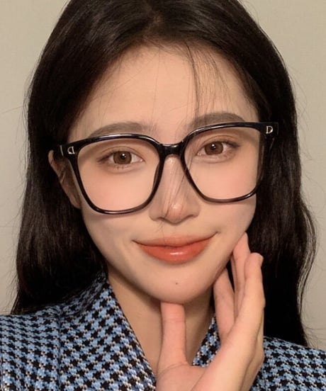 "D" glasses