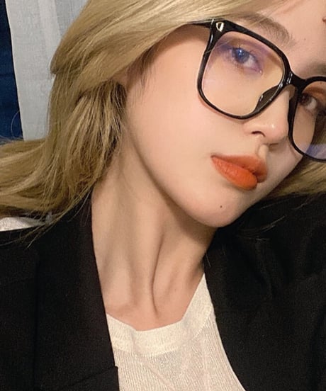 "D" glasses