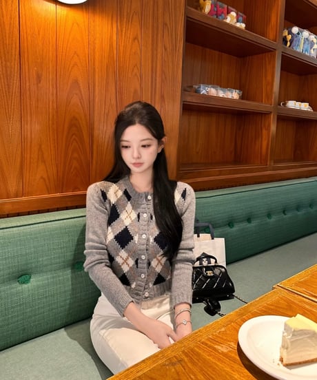 Diamond Pattern Round Neck Cardigan