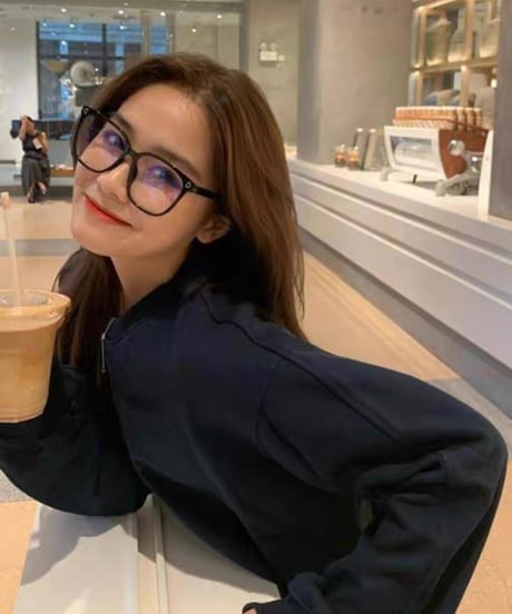 "D" glasses
