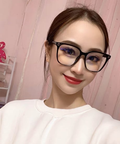 "D" glasses