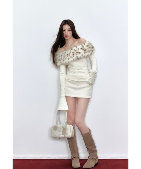 【※在庫あり3-5日後配送】White Leopard Fur Off Shoulder Tops