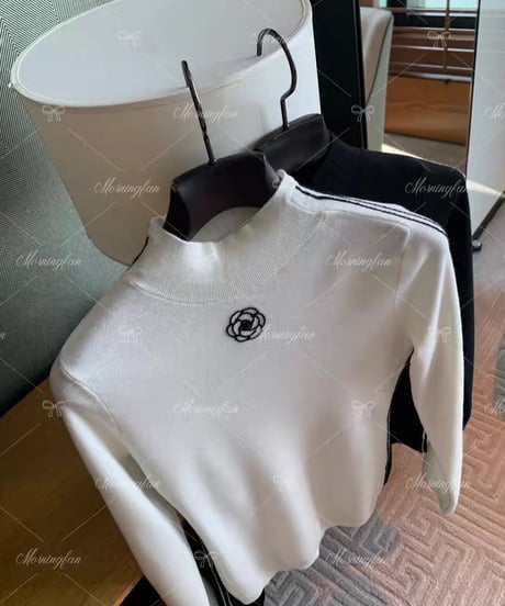 Embroidery Turtleneck Knit Top【White】