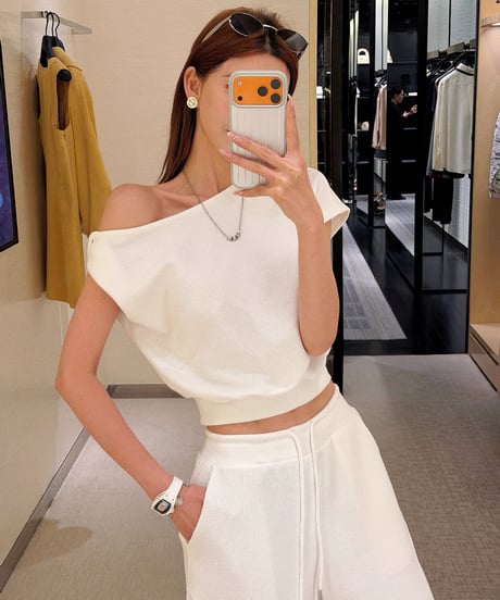 Sporty Twist Off-Shoulder Setup