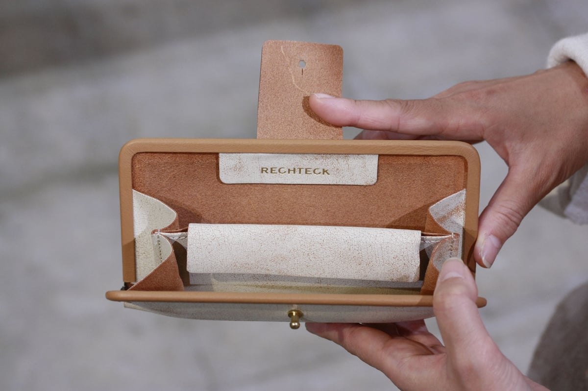 オフホワイト ウォレット フレームウォレット・LONG」オフホワイト x ベージュ | RECHTECK