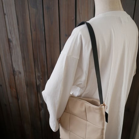 tile one shoulder bag 「やわらかカーフの肩掛けバック」off-white