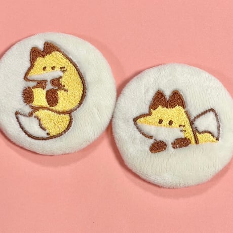 もふもふおきつね刺繍缶バッジ