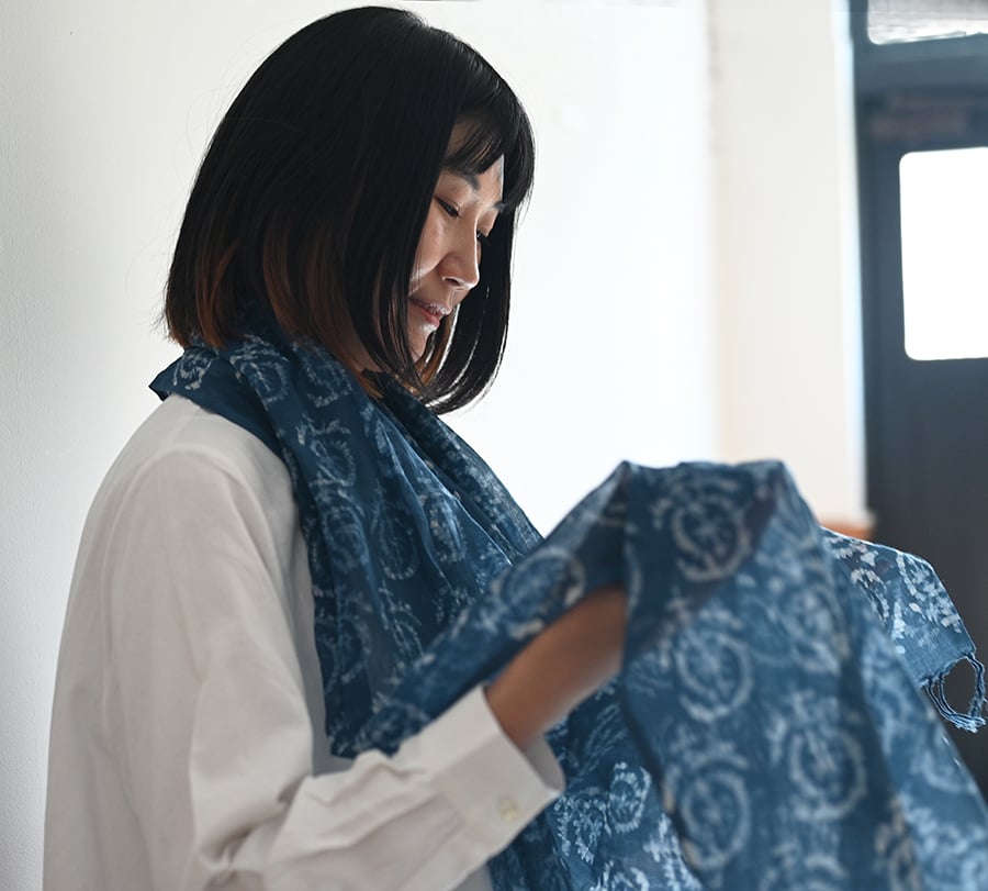 草木染めのかろやかバティックストール ディープブルー | 31448