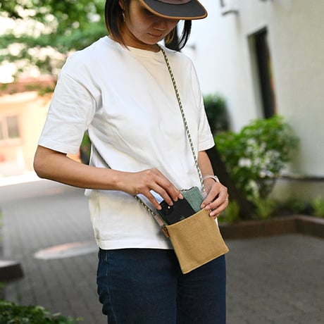 手織布のスマホショルダーバッグ
