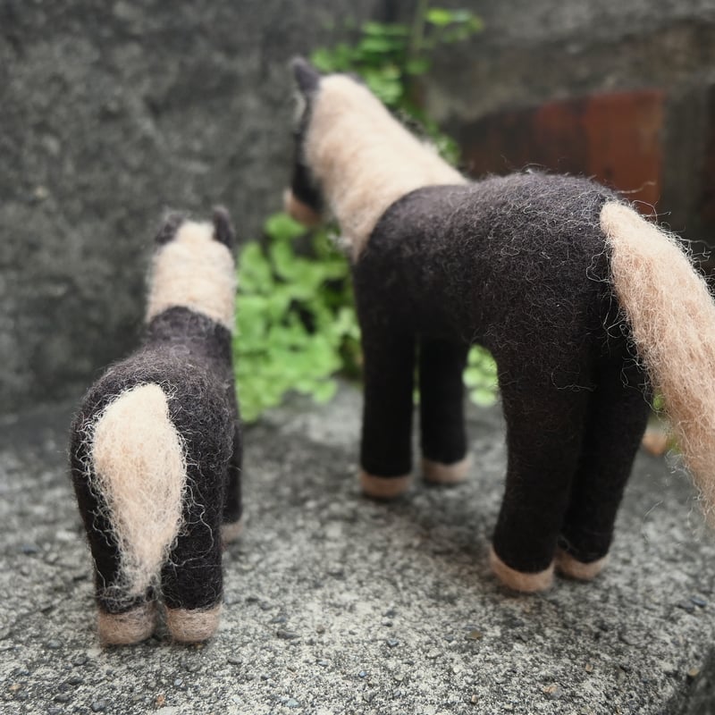 羊毛フェルト カウボーイ風猫と馬のぬいぐるみ　No.45 フェルトマスコット うま／子うま | Craftlink オンラインショップ