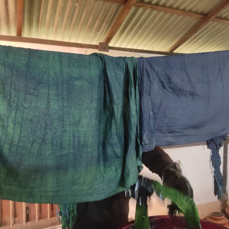 BINhouseのSlLK手描きろうけつ染めスカ一フ BINhouseのSILk手描きろうけつ染めスカ一フ