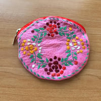 ジャガロニセンターの手刺しゅう　お花のミニポーチ