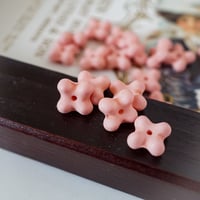 tr1002◆約100個◆マットカラーチェコビーズフラワー　4x7mm　ナチュラルピーチ