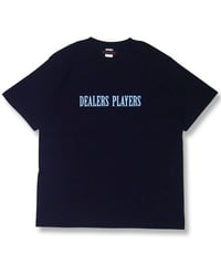 DEALERS PLAYERS/ Printed OG T-shirt (Black×Sky)