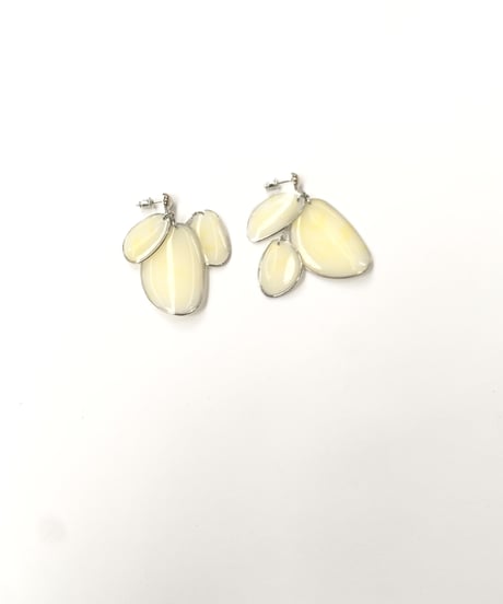 Petal Pierced Earrings〈2202-910100〉