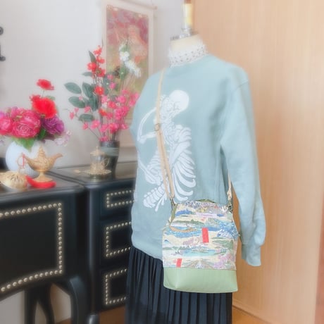 浮世絵風・春の風景柄(薄黄色)ワイヤー口金ショルダーバッグ