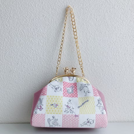 ポップ鳥獣戯画柄がま口バッグ(ピンク×イエロー)
