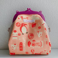 あやかしいちごミルクプラスチック口金がま口バッグ