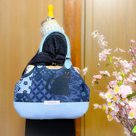 パッチ和ーク黒猫柄(ネイビー)あおりがま口バッグ