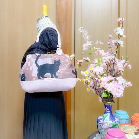 パッチ和ーク黒猫柄(ピンク)あおりがま口バッグ
