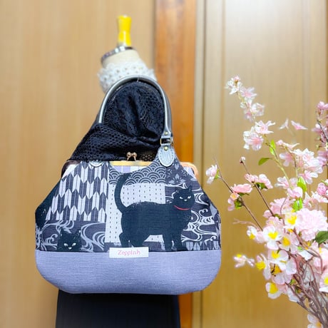パッチ和ーク黒猫柄(スモークパープル)あおりがま口バッグ