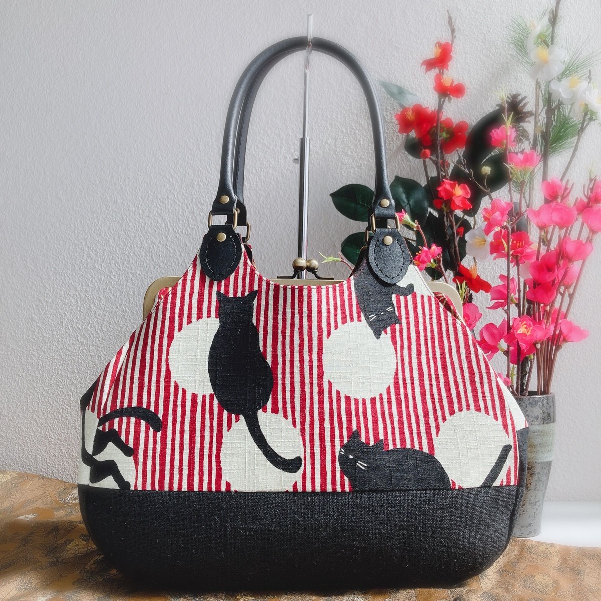 がま口バッグ　ハンドメイド　猫柄　クリスマス 猫柄 がま口バッグ ショルダー紐付き ハンドメイド ショルダー