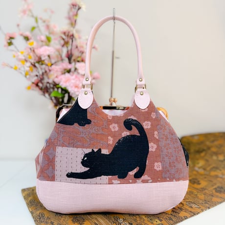パッチ和ーク黒猫柄(ピンク)あおりがま口バッグ