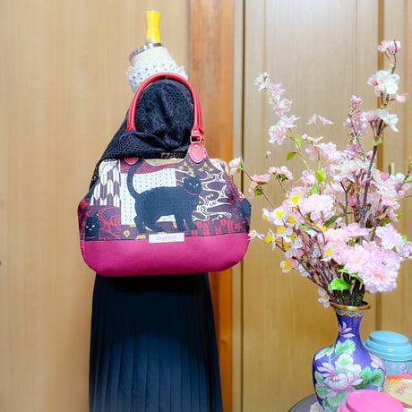 パッチ和ーク黒猫柄(レッド)あおりがま口バッグ