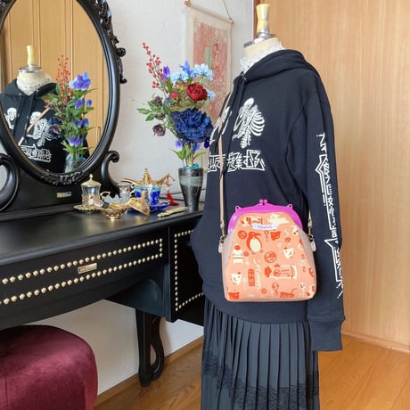 あやかしいちごミルクプラスチック口金がま口バッグ