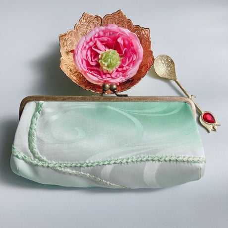 【1ppink】親子がま口ポーチ(薄緑組紐刺繍)