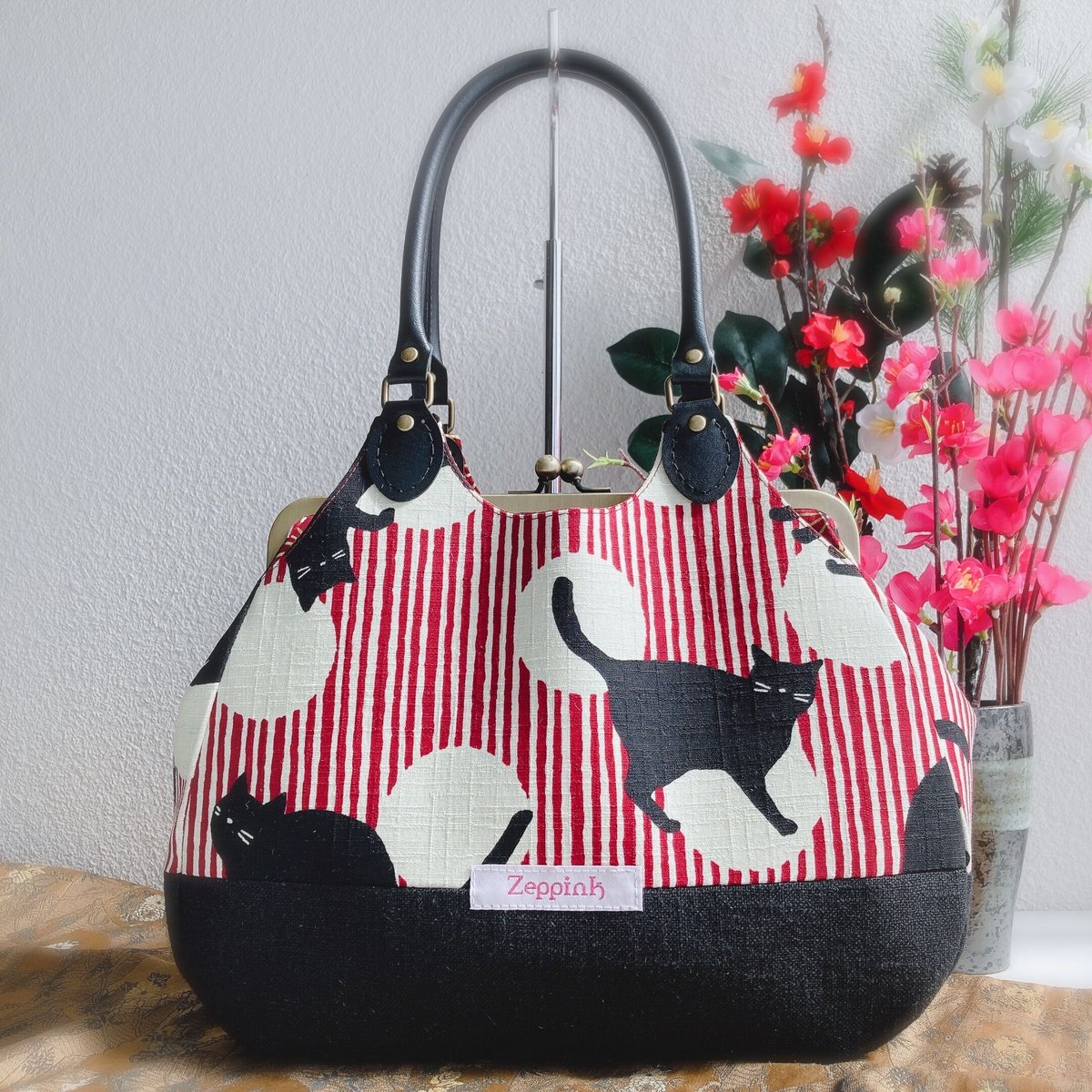 黒猫ストライプ柄-ぬばたま-あおりがま口バッグ・赤色 黒猫ストライプ柄-ぬばたま-あおりがま口バッグ・赤色