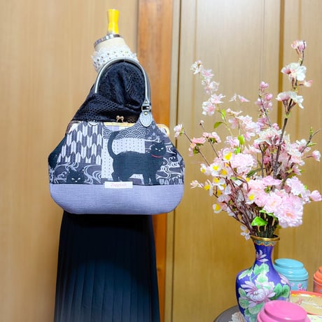 パッチ和ーク黒猫柄(スモークパープル)あおりがま口バッグ