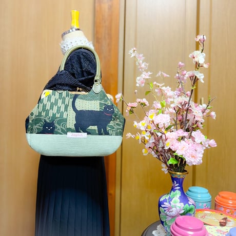 パッチ和ーク黒猫柄(グリーン)あおりがま口バッグ