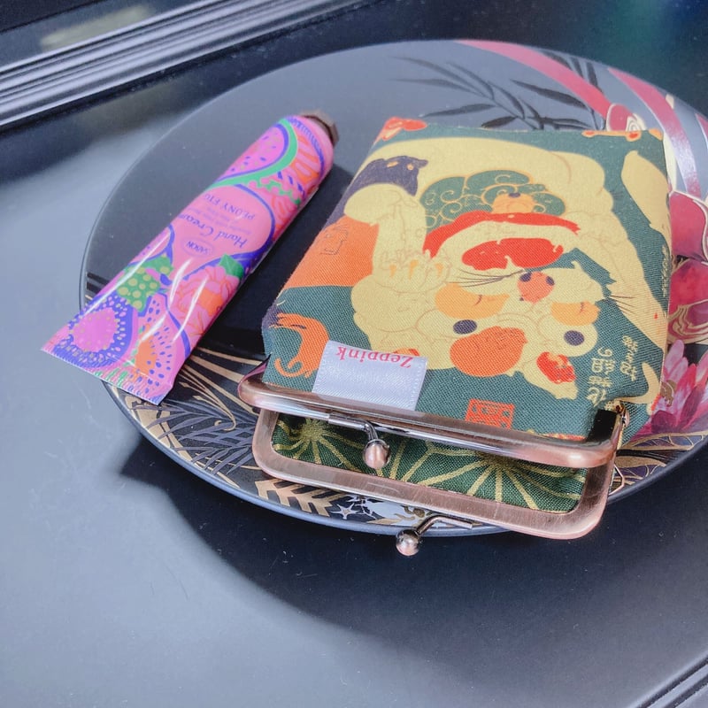 あやかし招き猫柄縦型がま口ポーチ | Zeppink