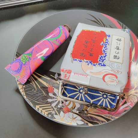 ことわざ猫(グレー)縦型がま口ポーチ