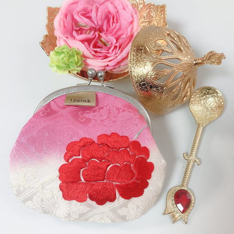 【1ppink】くし型がま口ポーチ（白＆ピンク刺繍花）