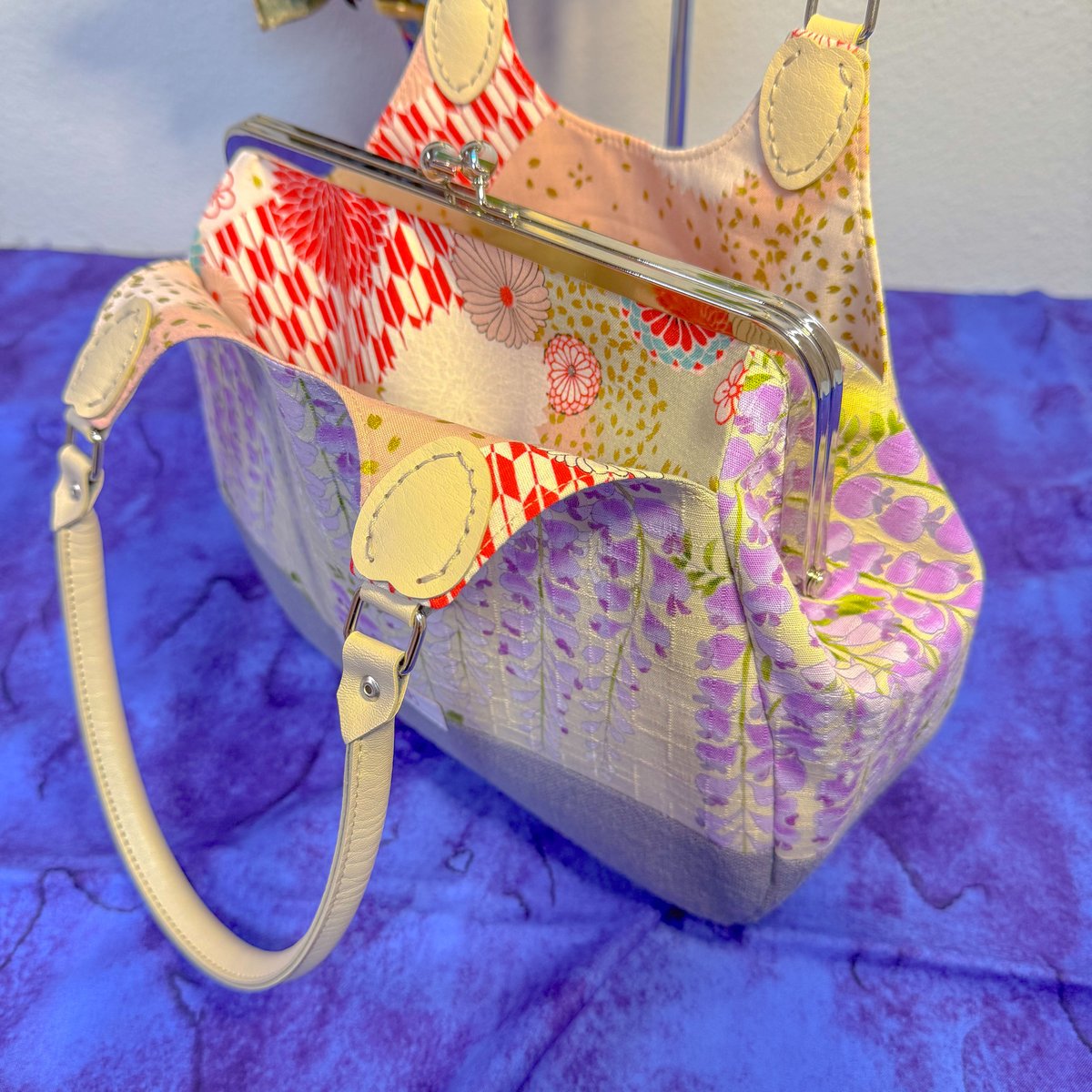あおりがま口バッグ　ハンドメイド　ウール×ベージュ 朝の顔(麹色)あおりがま口バッグ | Zeppink