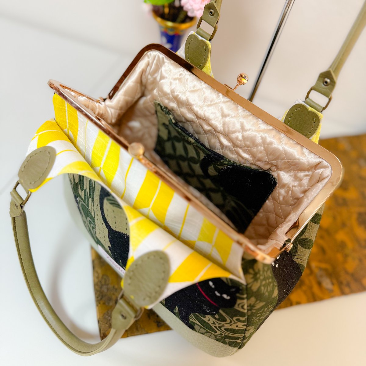 パッチ和ーク黒猫柄(グリーン)あおりがま口バッグ | Zeppink