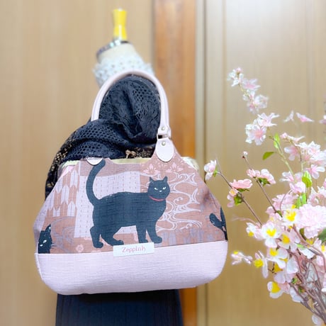 パッチ和ーク黒猫柄(ピンク)あおりがま口バッグ